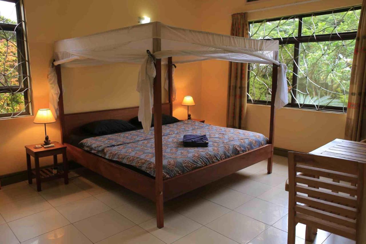 Bluemonkey Guesthouse Энтеббе Экстерьер фото