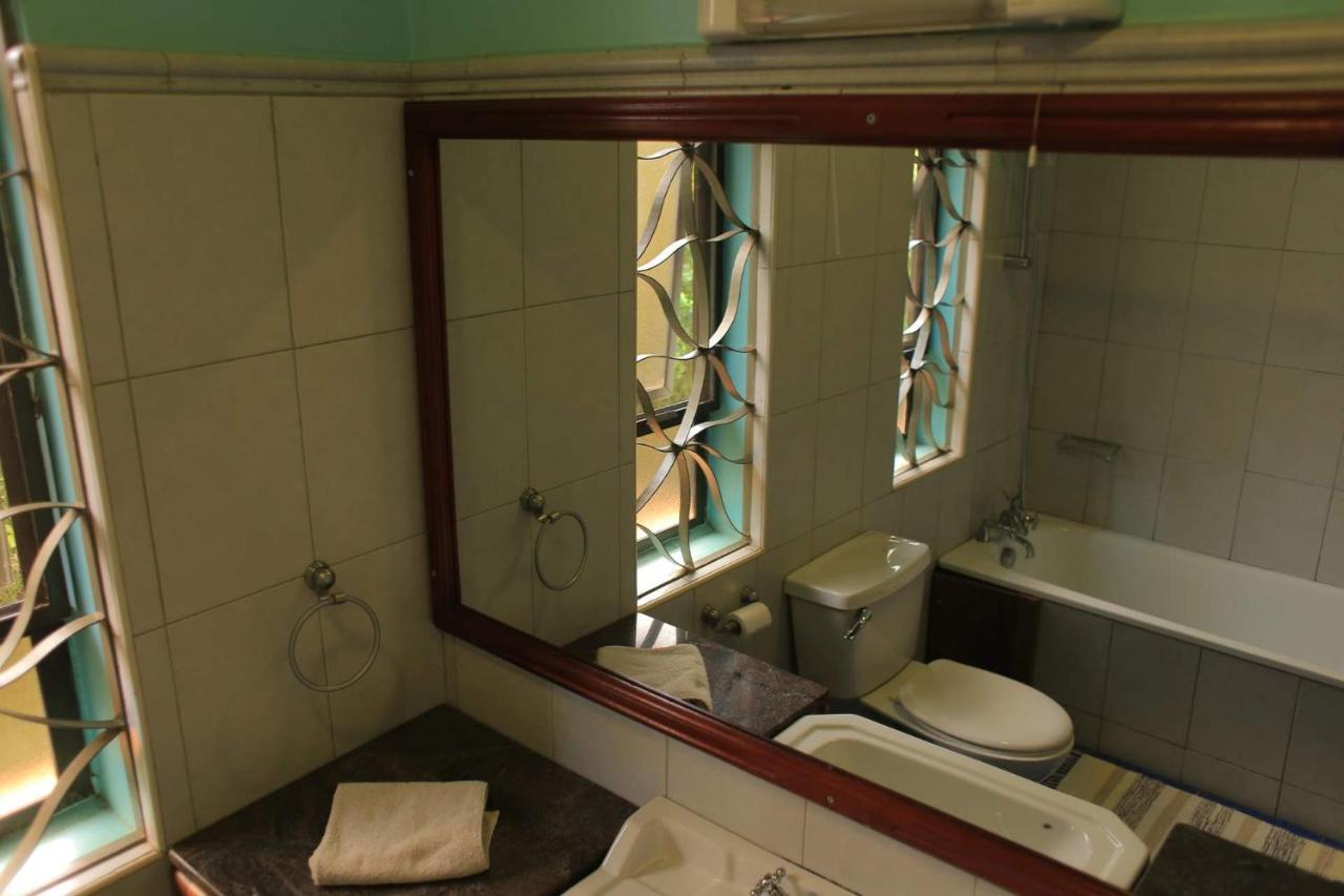 Bluemonkey Guesthouse Энтеббе Экстерьер фото