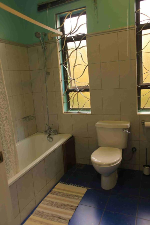 Bluemonkey Guesthouse Энтеббе Экстерьер фото