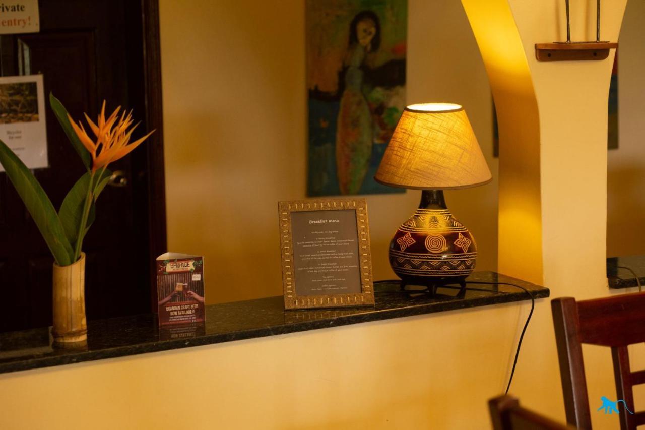 Bluemonkey Guesthouse Энтеббе Экстерьер фото
