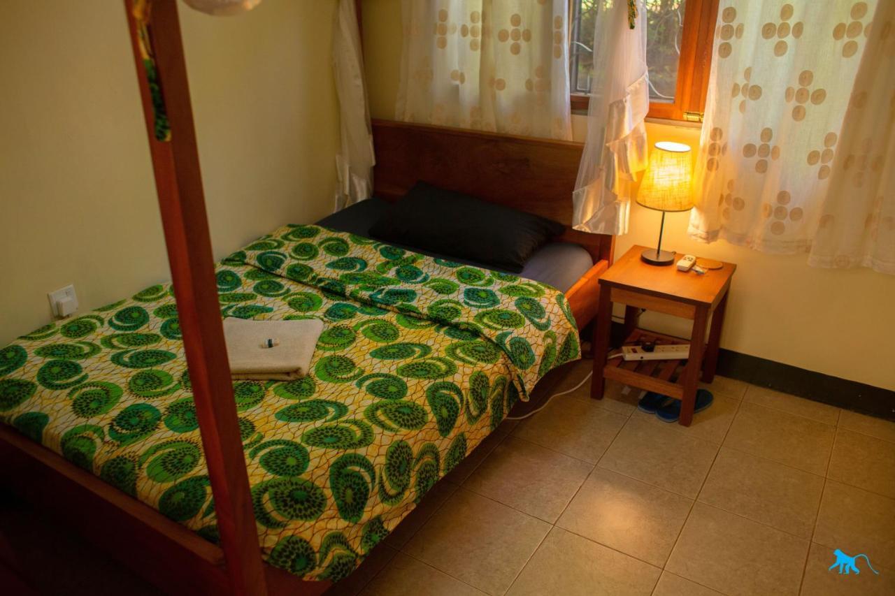Bluemonkey Guesthouse Энтеббе Экстерьер фото