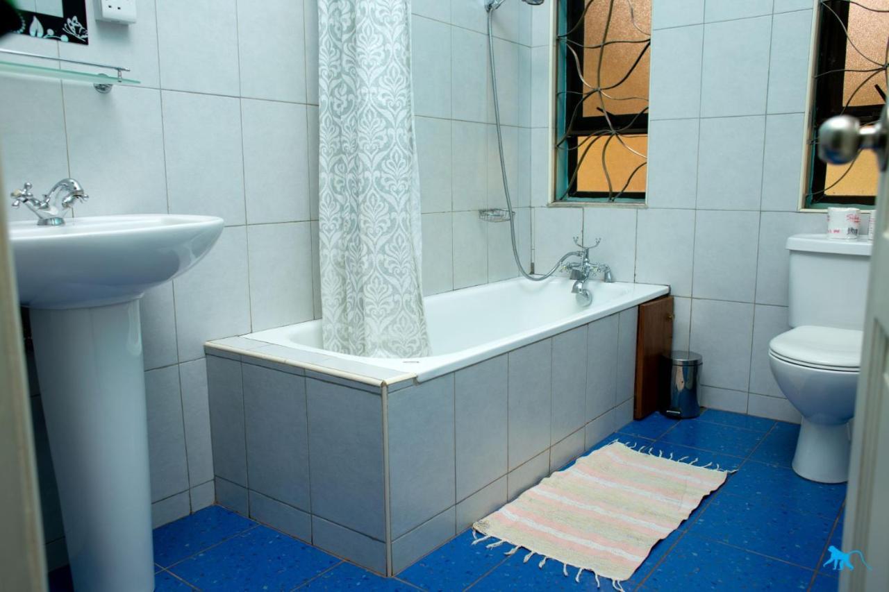 Bluemonkey Guesthouse Энтеббе Экстерьер фото