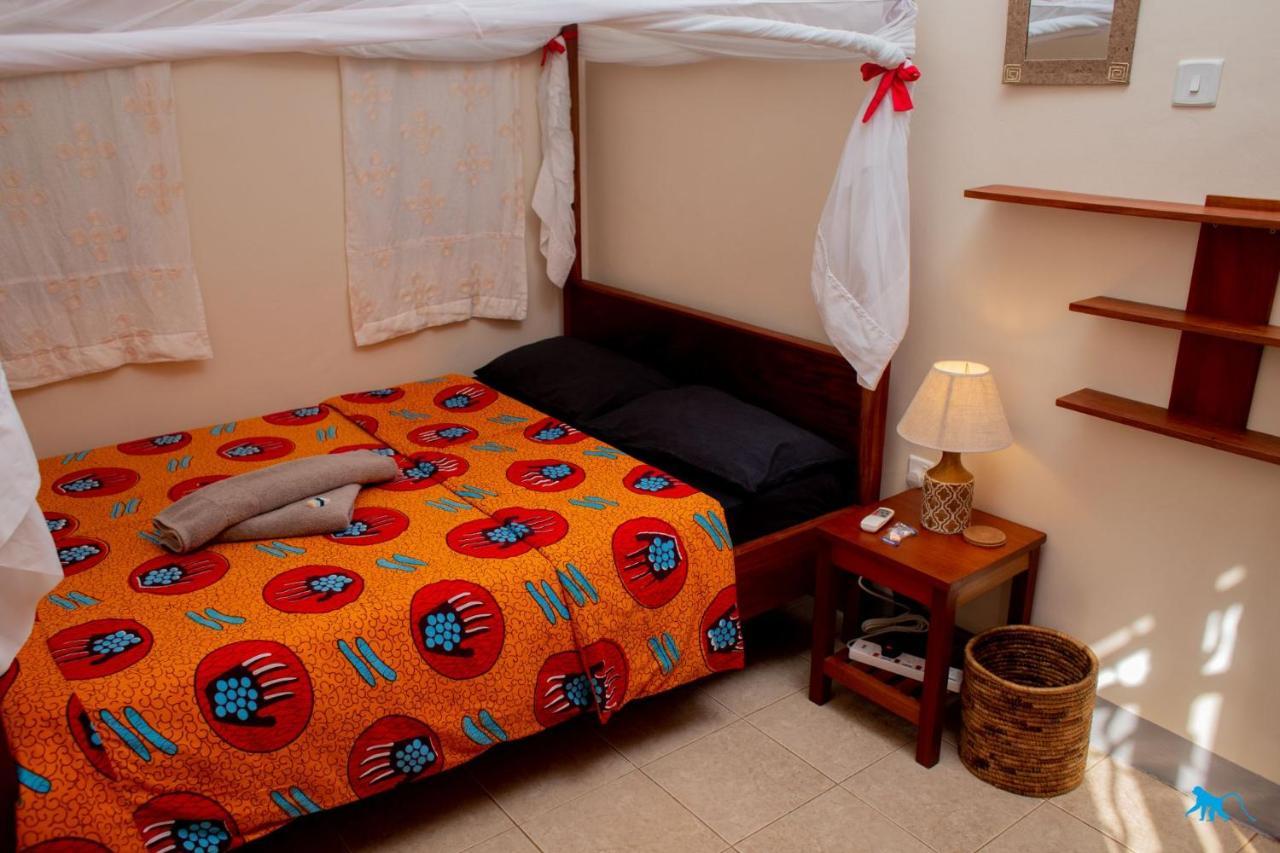 Bluemonkey Guesthouse Энтеббе Экстерьер фото