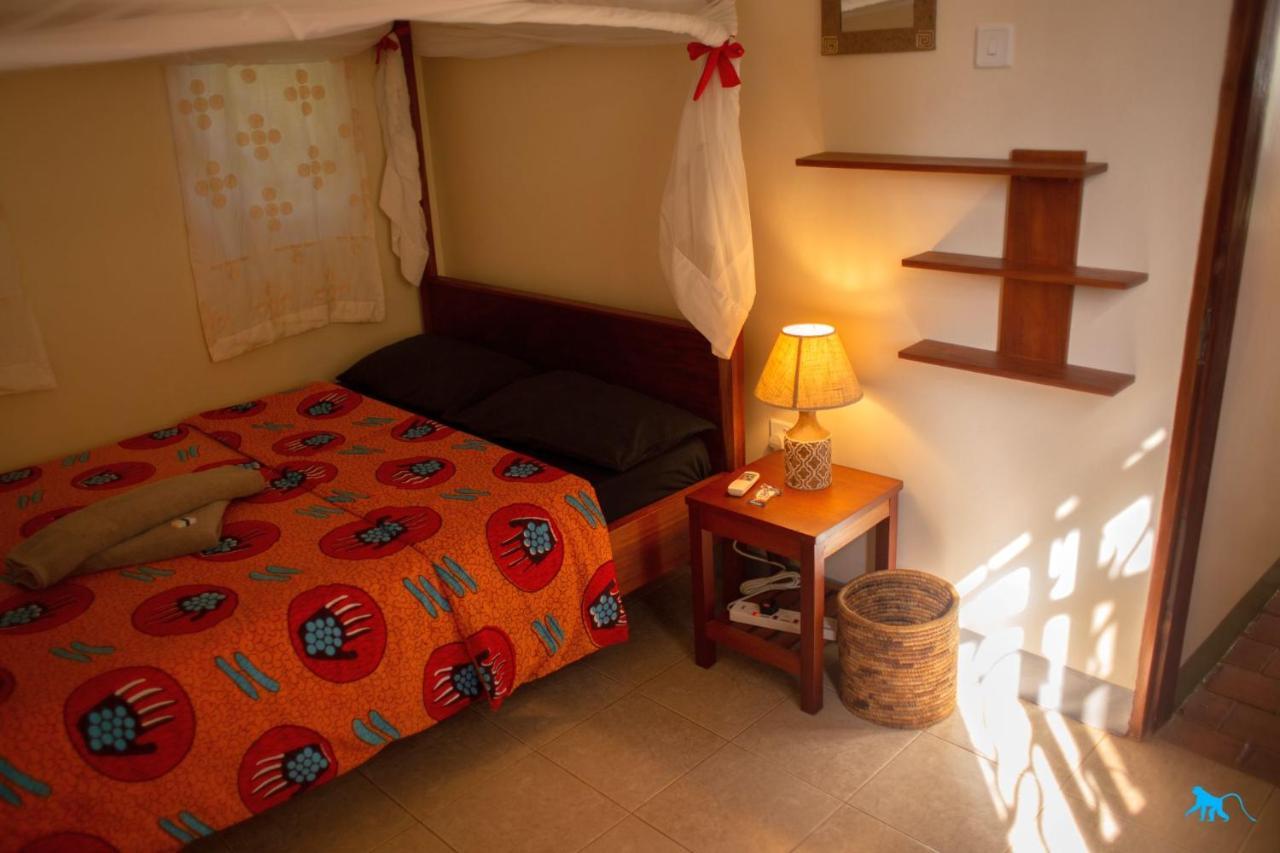 Bluemonkey Guesthouse Энтеббе Экстерьер фото