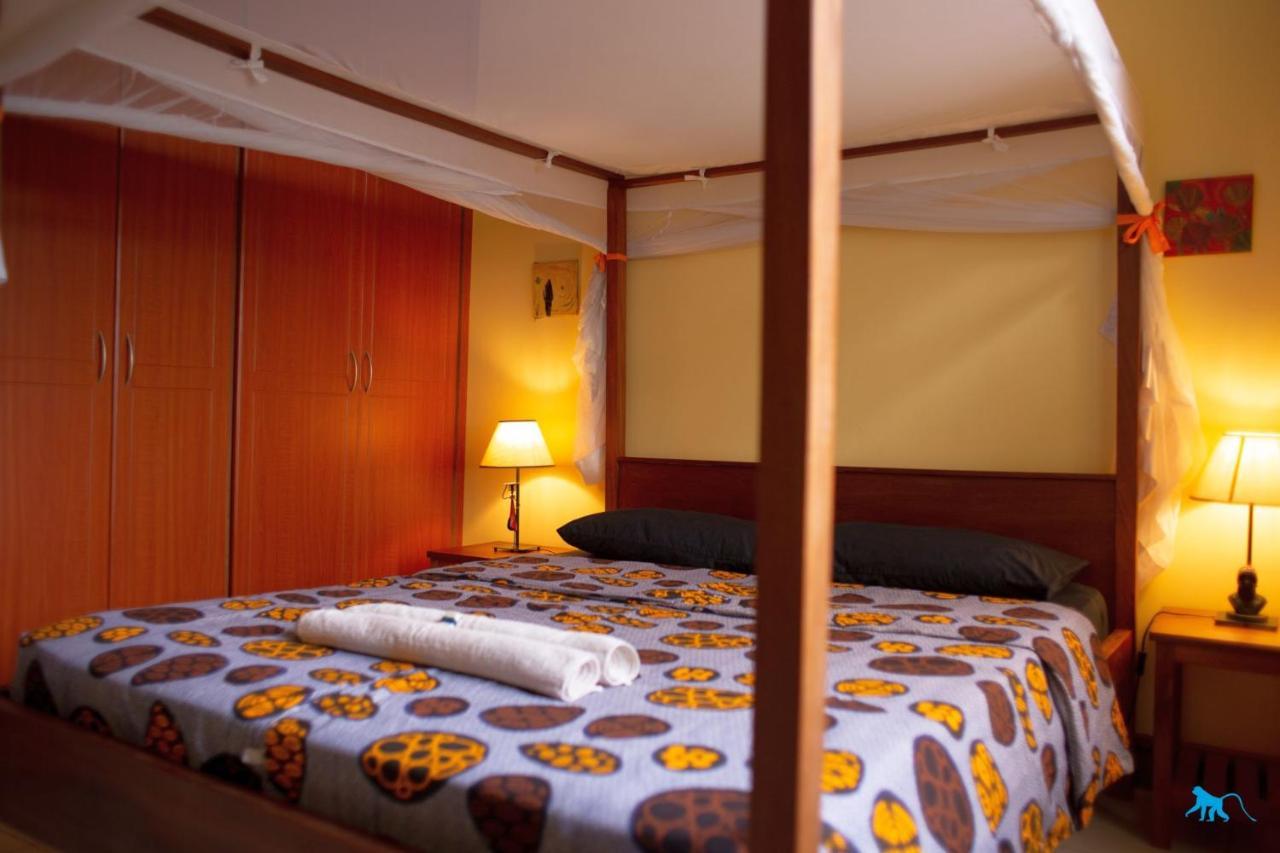 Bluemonkey Guesthouse Энтеббе Экстерьер фото