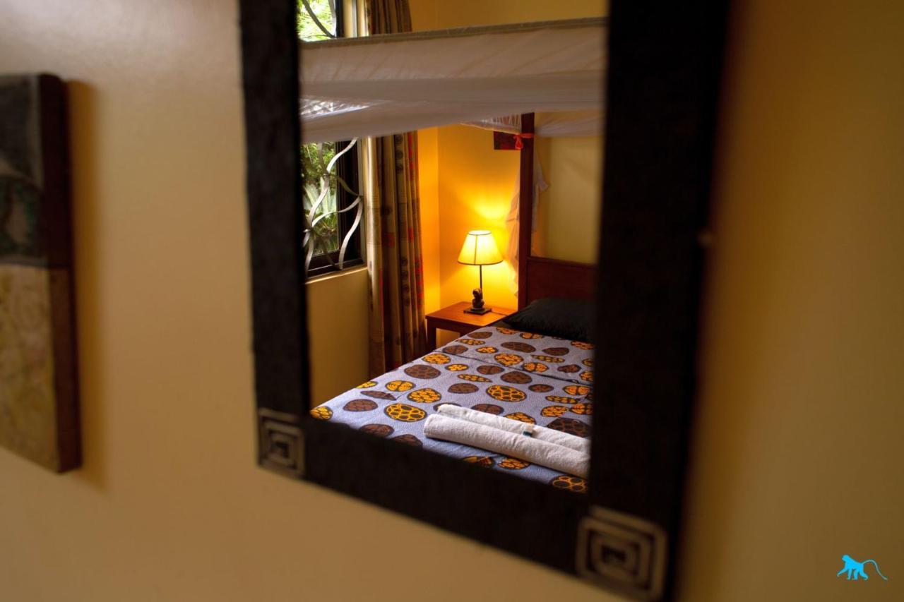Bluemonkey Guesthouse Энтеббе Экстерьер фото