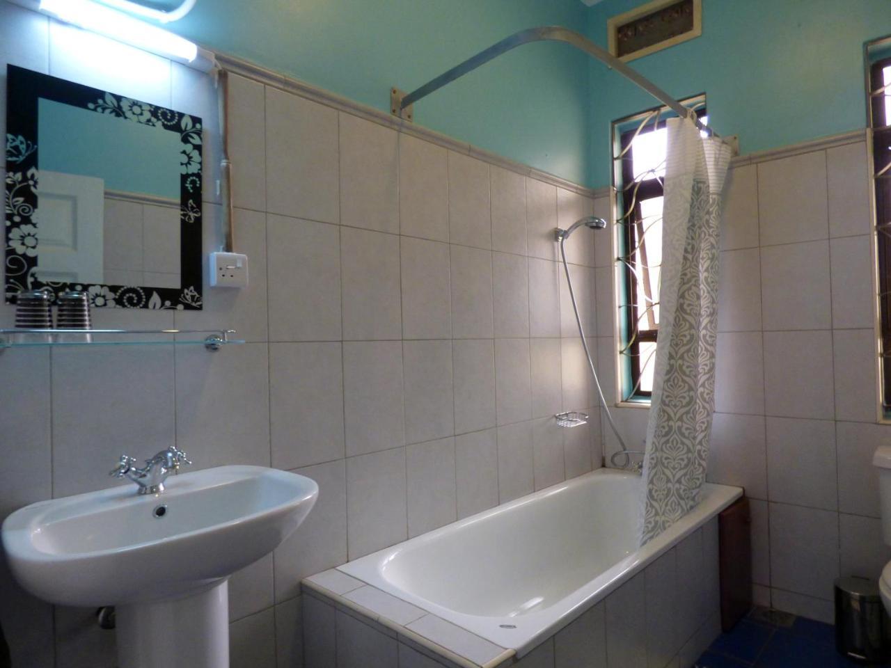 Bluemonkey Guesthouse Энтеббе Экстерьер фото